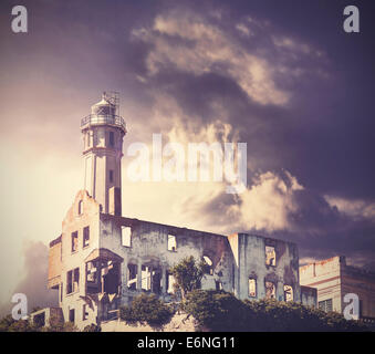 Foto d'epoca di drammatiche rainy sky su Isola di Alcatraz a San Francisco, Stati Uniti d'America. Foto Stock