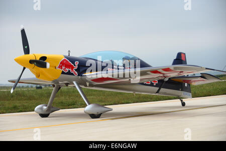 (140828) -- FAKU, Agosto 28, 2014 (Xinhua) -- un membro della Red Bull il team acrobatico della Cina prende parte ad un corso di formazione in Faku, a nord-est della Cina di Provincia di Liaoning, Agosto 25, 2014. La Red Bull il team acrobatico della Cina, la nazione del primo numero illimitato di acrobazia team, è stata fondata dal pilota professionista Zhao Wei sulla sett. 20 del 2013. Oltre a Zhao, i membri del team sono tutti dal Sud Africa. Il team ha quattro XA 42 aerei, il top-level aerobatic piani che consentono ad un pilota di volare molto ad altitudini più basse e velocità più lente e quindi forniscono un più forte impatto visivo per gli spettatori. Il te di acrobazia aerea Foto Stock