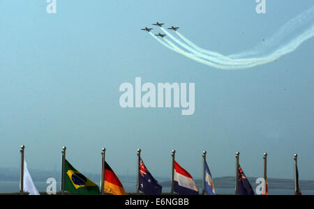 (140828) -- FAKU, Agosto 28, 2014 (Xinhua) -- quattro piani della Red Bull Aerobatic Team volare in formazione in un air show in Faku, a nord-est della Cina di Provincia di Liaoning, Agosto 27, 2014. La Red Bull il team acrobatico della Cina, la nazione del primo numero illimitato di acrobazia team, è stata fondata dal pilota professionista Zhao Wei sulla sett. 20 del 2013. Oltre a Zhao, i membri del team sono tutti dal Sud Africa. Il team ha quattro XA 42 aerei, il top-level aerobatic piani che consentono ad un pilota di volare molto ad altitudini più basse e velocità più lente e quindi forniscono un più forte impatto visivo per gli spettatori. Il t di acrobazia aerea Foto Stock