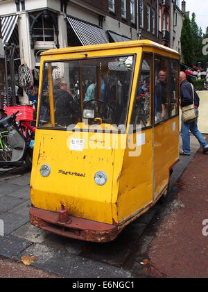 Un trattore Spykstaal, comunemente utilizzato nelle operazioni a terra in aeroporto per trainare aeromobili. Il veicolo svolge un ruolo fondamentale nella gestione degli aeromobili a terra e negli hangar. Foto Stock
