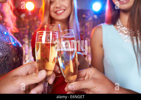 Le mani di amici che allietava con champagne a parte Foto Stock