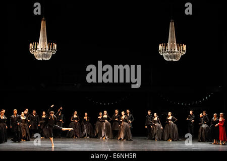 Bogotà, Colombia. Il 27 agosto, 2014. Gioca a "Romeo e Giulietta" è eseguita mediante il Balletto di Zurigo al grande teatro Julio Mario Santo Domingo a Bogotà, capitale della Colombia, il 27 agosto, 2014. Il Balletto di Zurigo, una delle più grandi compagnie di danza del mondo, ha visitato la Colombia con il gioco "Giulietta e Romeo" di William Shakespeare. Le prestazioni sarebbe durato fino al mese di agosto 30. © Jhon Paz/Xinhua/Alamy Live News Foto Stock