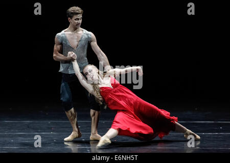 Bogotà, Colombia. Il 27 agosto, 2014. Gioca a "Romeo e Giulietta" è eseguita mediante il Balletto di Zurigo al grande teatro Julio Mario Santo Domingo a Bogotà, capitale della Colombia, il 27 agosto, 2014. Il Balletto di Zurigo, una delle più grandi compagnie di danza del mondo, ha visitato la Colombia con il gioco "Giulietta e Romeo" di William Shakespeare. Le prestazioni sarebbe durato fino al mese di agosto 30. © Jhon Paz/Xinhua/Alamy Live News Foto Stock