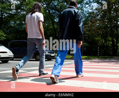 La gente in rosa e bianco strisce pedonali. Foto Stock