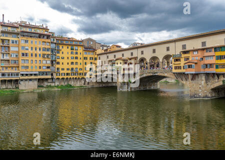 Il Ponte Vecchio è una pietra medievali chiuso-spandrel arco ponte sopra il fiume Arno, a Firenze, Italia Foto Stock