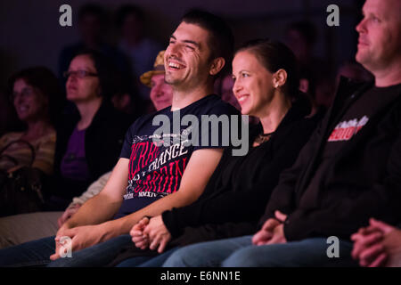 Il pubblico a ridere e godendo di stand-up comedy Festival in Quaresima, Maribor, Slovenia, 21 giugno 2014. Foto Stock