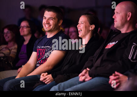 Il pubblico a ridere e godendo di stand-up comedy Festival in Quaresima, Maribor, Slovenia, 21 giugno 2014. Foto Stock