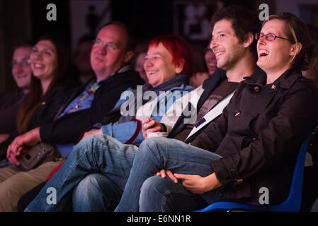 Il pubblico a ridere e godendo di stand-up comedy Festival in Quaresima, Maribor, Slovenia, 21 giugno 2014. Foto Stock