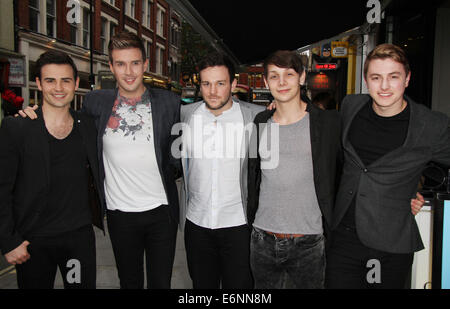 Londra, UK, 27 agosto 2014: Collabro arrivare per qualche ragazza che ho utilizzato per sapere - gala di apertura notte a Londra, Regno Unito. Foto Stock