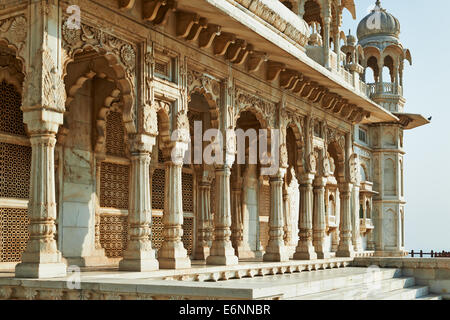 Le colonne in il Jaswant Thada Mausoleo, realizzata in marmo bianco, Jodhpur, Rajasthan, India Foto Stock
