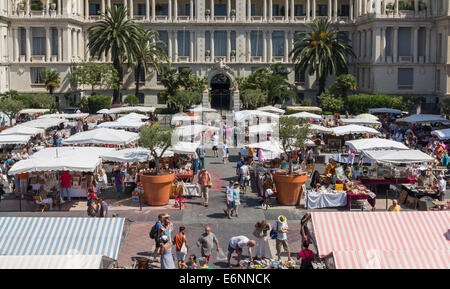 I turisti al mercatino di Antiquariato a Nizza, in Francia, Provenza, Europa Foto Stock