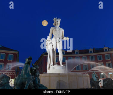 Nizza, Francia - Fontaine du soleil fontana e la statua di Apollo in Place Massena Foto Stock