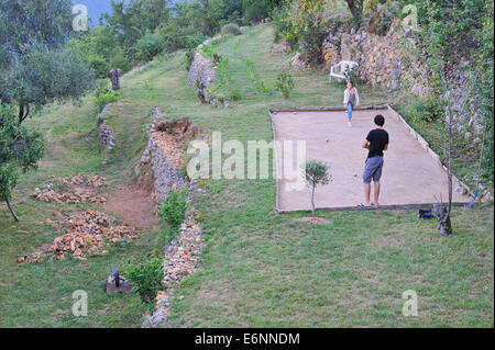 Due bambini giocano il francese Petanque (Boules) gioco, Alpes-Maritime, Francia, Europa Foto Stock