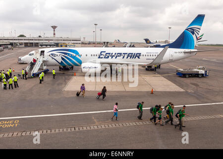 I passeggeri e il piano a Kotoka International Airport, Accra, Ghana, Africa Foto Stock