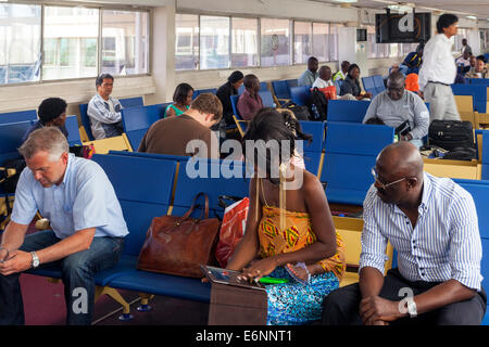 I passeggeri in attesa presso Kotoka International Airport, Accra, Ghana, Africa Foto Stock