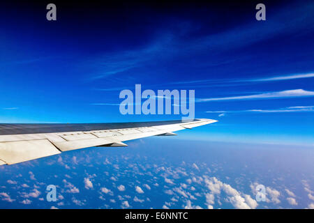 Vista dalla finestra del cielo e ala di aeroplano nel cloud e Africa Foto Stock