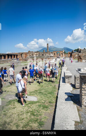 I turisti nelle rovine della città romana di Pompei in Italia. Foto Stock