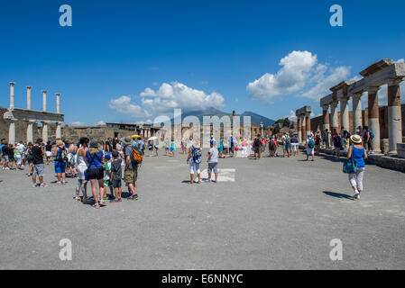 I turisti nelle rovine della città romana di Pompei in Italia. Foto Stock