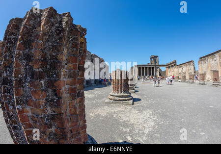 I turisti nelle rovine della città romana di Pompei in Italia. Foto Stock