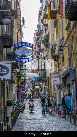 Le strette strade di Napoli in Italia Foto Stock