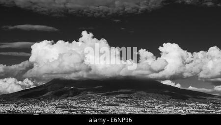 La formazione di nubi sul Vesuvio il vulcano attivo dalla baia di Napoli. Foto Stock