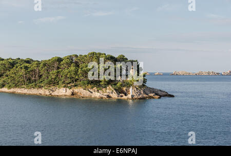Piccolo faro su una delle molte isole per l'ingresso al porto di Dubrovnik in Croazia. Foto Stock