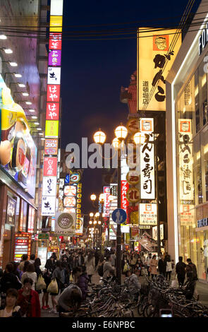 La gente, la folla di turisti a piedi nella Dotombori Arcade, area di Minami, Osaka, Giappone, Asia Foto Stock