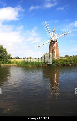 Uno studio del fondo erboso Fen mulino di drenaggio su Norfolk Broads dal fiume Ant vicino come Hill, Ludham, Norfolk, Inghilterra, Regno Unito. Foto Stock