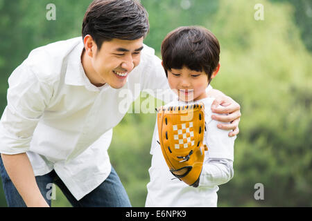 Padre figlio di insegnamento come giocare a baseball Foto Stock