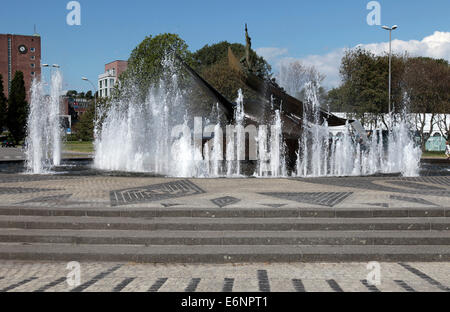 Fino a 1968 Sandefjord era il centro della caccia alla balena in Norvegia. La caccia alla balena ha portato la prosperità. Per commemorare il monumento per la caccia alla balena è stata eretta. Foto: Klaus Nowottnick Data: 7 giugno 2014 Foto Stock