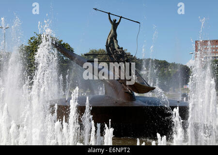 Fino a 1968 Sandefjord era il centro della caccia alla balena in Norvegia. La caccia alla balena ha portato la prosperità. Per commemorare il monumento per la caccia alla balena è stata eretta. Foto: Klaus Nowottnick Data: 7 giugno 2014 Foto Stock