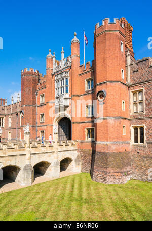 Hampton Court Palace fronte ovest Entrata Principale Londra Inghilterra REGNO UNITO GB EU Europe Foto Stock