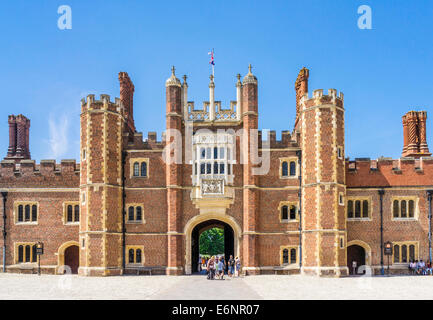 Il Palazzo di Hampton Court corte di base e West Entrata Principale Londra Inghilterra REGNO UNITO GB EU Europe Foto Stock