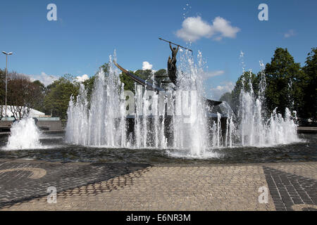 Fino a 1968 Sandefjord era il centro della caccia alla balena in Norvegia. La caccia alla balena ha portato la prosperità. Per commemorare il monumento per la caccia alla balena è stata eretta. Foto: Klaus Nowottnick Data: 7 giugno 2014 Foto Stock