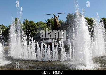 Fino a 1968 Sandefjord era il centro della caccia alla balena in Norvegia. La caccia alla balena ha portato la prosperità. Per commemorare il monumento per la caccia alla balena è stata eretta. Foto: Klaus Nowottnick Data: 7 giugno 2014 Foto Stock