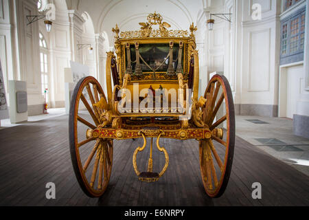 L'Italia. Old Coach sul palazzo di lusso dello sfondo. Foto Stock