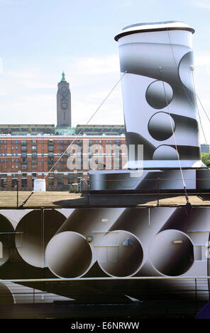 HMS Presidente sulla Victoria Embankment Londra recentemente ridipinto in Dazzle camouflage Luglio 2014 Foto Stock