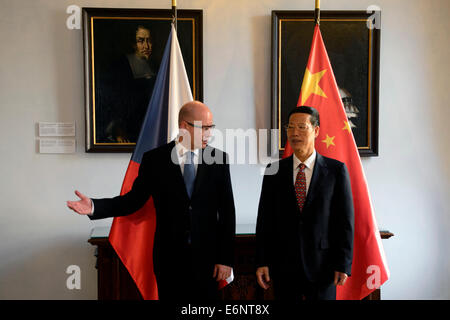 Il cinese Primo Vice Premier Zhang Jaili, destra, parla con il Primo ministro ceco Bohuslav Sobotka davanti a loro incontro a Praga, giovedì 28 agosto, 2014. Lo sviluppo della cooperazione con la Cina è uno del governo ceco le priorità secondo Sobotka. (CTK foto/Michal Kamaryt) Foto Stock