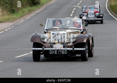 Gentry MG TF auto replica su Fosse Way road, Warwickshire, Regno Unito Foto Stock