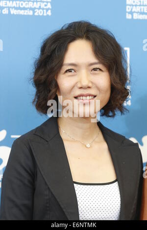 Regista cinese Vivian Qu, membro dell'Opera Prima (debutto cinematografico) Giuria pone durante un photocall per la conferenza stampa di apertura della settantunesima Venezia annuale Festival Internazionale del Cinema di Venezia, Italia, 27 agosto 2014. Il festival si svolge dal 27 agosto al 06 settembre. Foto: Hubert Boesl/dpa NESSUN SERVIZIO DI FILO Foto Stock