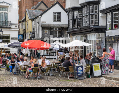 Mangiare all'aperto presso Mol's Coffee House in Exeter Cathedral Yard, Exeter Devon, Inghilterra, Regno Unito Foto Stock