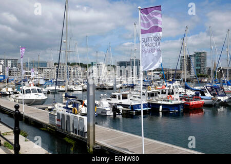 Barche in Sutton Harbour Marina, Barbican, Plymouth, Devon, Inghilterra, Regno Unito Foto Stock