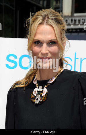 La città di New York. Il 27 agosto, 2014. Molly Sims assiste SodaStream 12ft Installazione di zucchero in Union Square supportato da attrice, modello e salute globale avvocato Molly Sims su agosto 27, 2014 a New York City./picture alliance Credit: dpa/Alamy Live News Foto Stock