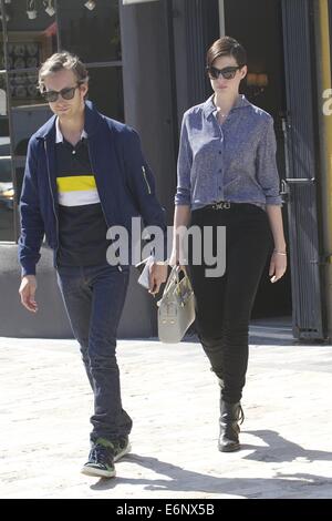 Anne Hathaway e il marito Adam Shulman shopping a Off la parete furniture store in West Hollywood con: Anne Hathaway,Adam Shulman dove: Los Angeles, California, Stati Uniti quando: 21 Feb 2014 Foto Stock