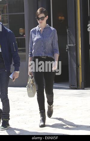 Anne Hathaway e il marito Adam Shulman shopping a Off la parete furniture store in West Hollywood con: Anne Hathaway dove: Los Angeles, California, Stati Uniti quando: 21 Feb 2014 Foto Stock