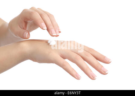 Donna mani con manicure perfetta applicazione di crema idratante isolato su uno sfondo bianco Foto Stock