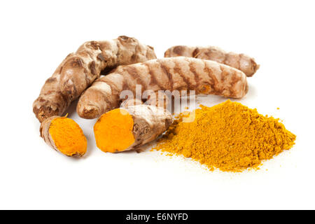 Cumulo di curcuma in polvere e la curcuma radici su sfondo bianco Foto Stock