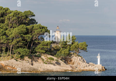 Piccolo faro su una delle molte isole per l'ingresso al porto di Dubrovnik in Croazia. Foto Stock