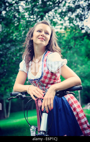 Ritratto di giovane ragazza bavarese nel tradizionale costume bavarese Foto Stock