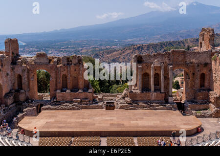 Anfiteatro greco resti in Taormina, Sicilia, con una vista verso il Monte Etna Foto Stock